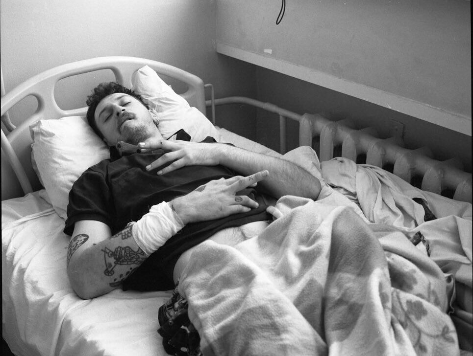 "Прицельный удар FPV-дроном": украинский журналист рассказал о своем состоянии и гибели французского фоторепортера