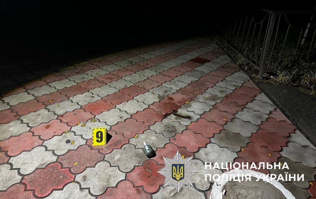 "Шумели под окнами": в Одессе мужчина бросил в компанию несколько гранат. Фото