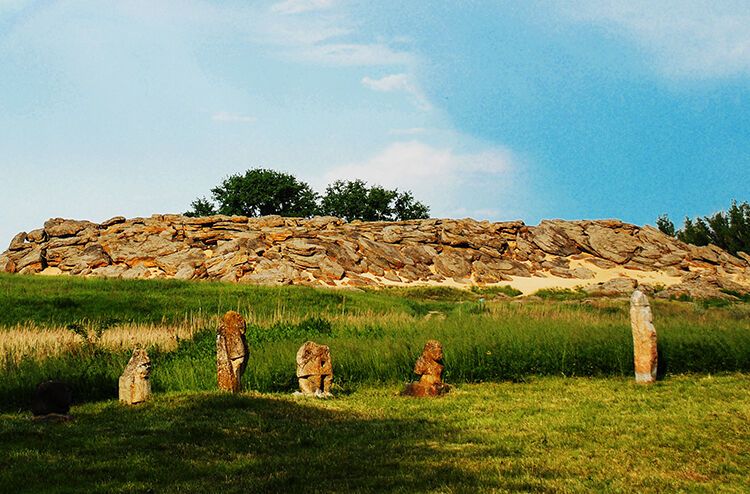 Оккупанты похитили более 170 украинских культурных ценностей, в частности из музея "Каменная Могила": в ГУР обнародовали данные. Фото