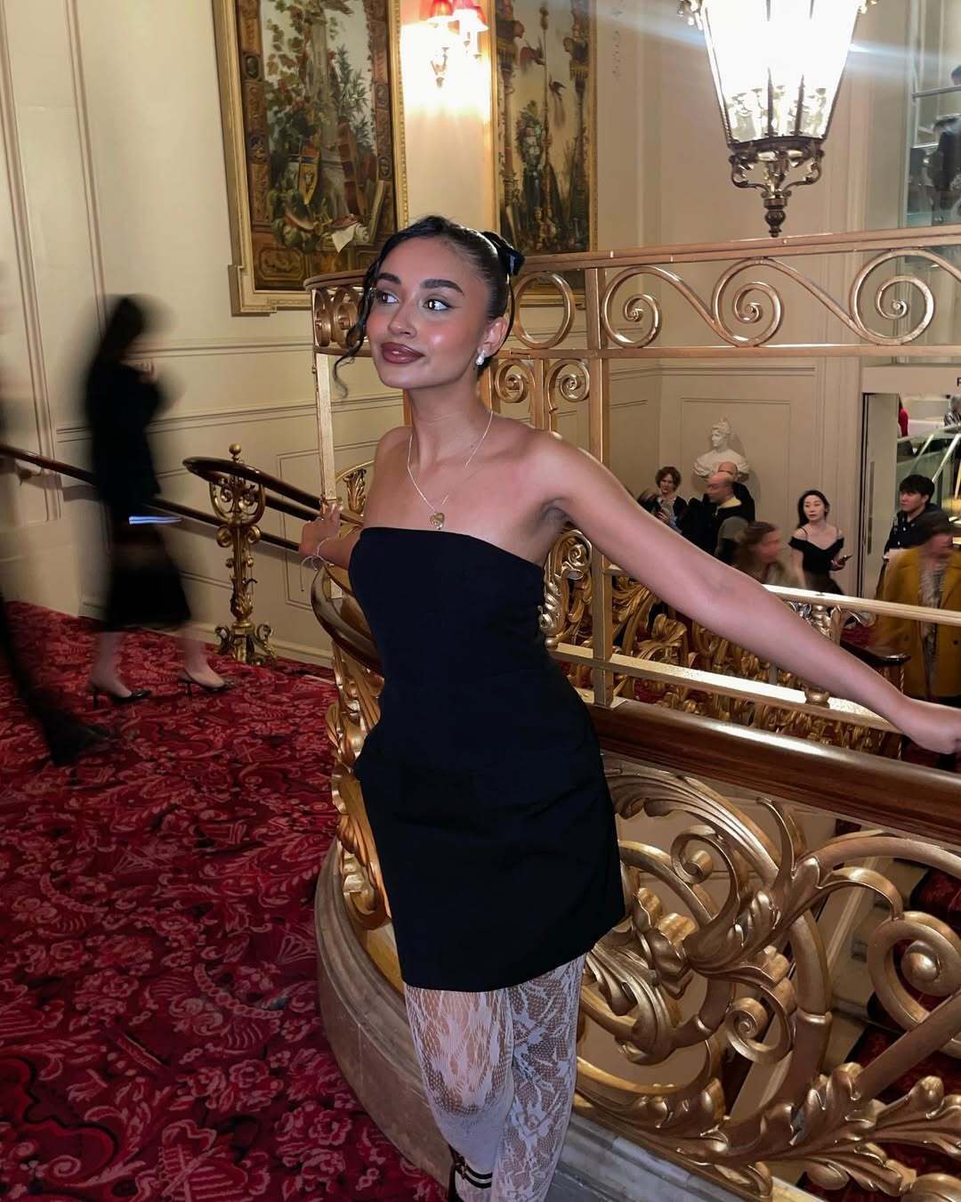 Прості капронки в минулому: Памела Андерсон показала, які колготки будуть в моді восени