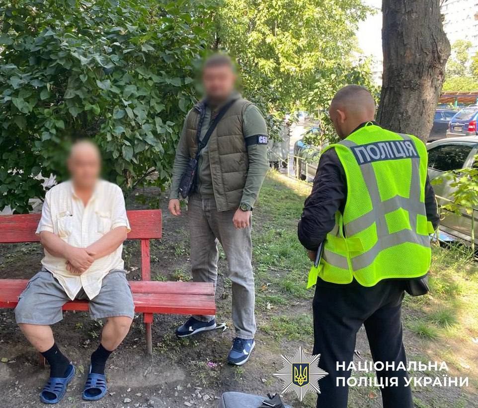 В Киеве предприниматель наладил "бизнес" по легализации иностранцев в Украине. Подробности дела и фото