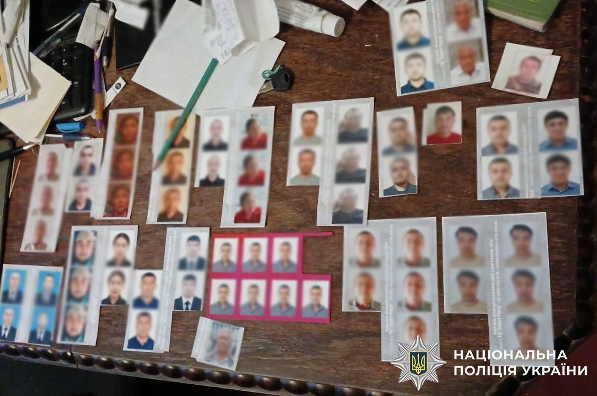 В Киеве предприниматель наладил "бизнес" по легализации иностранцев в Украине. Подробности дела и фото