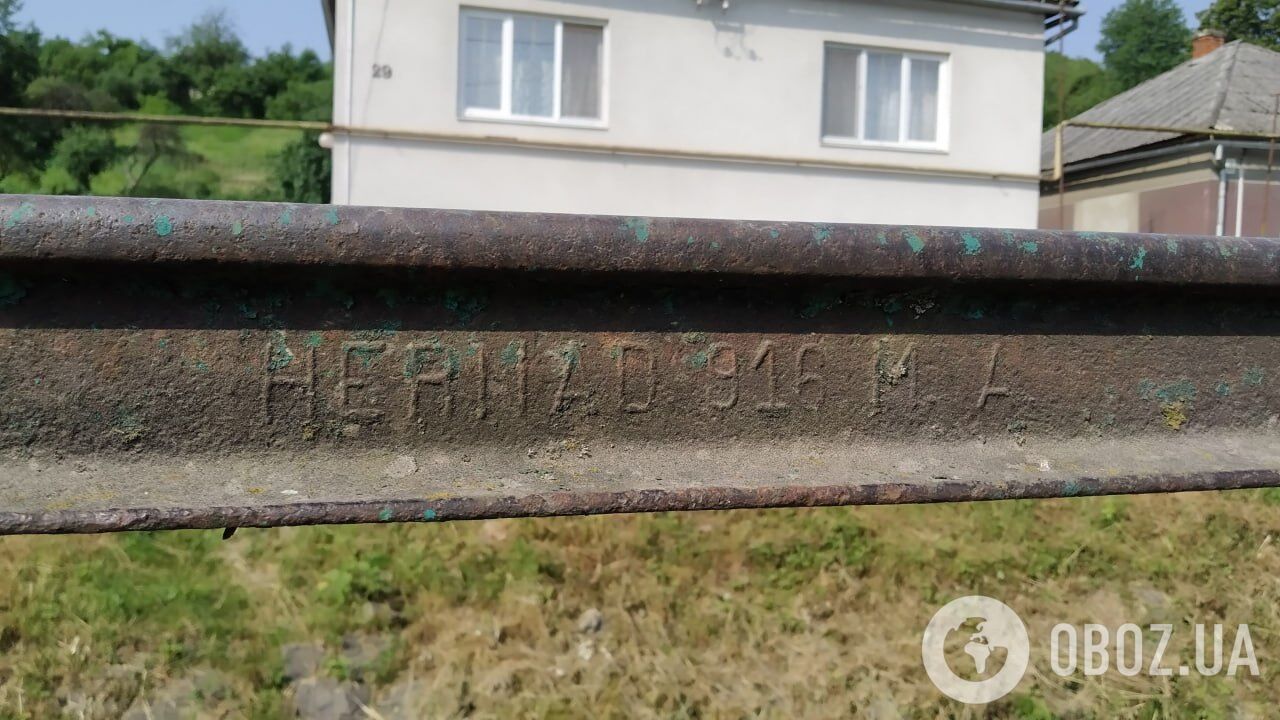 Закарпатье в 30-х годах: в сети показали необычный мост из железнодорожных рельсов