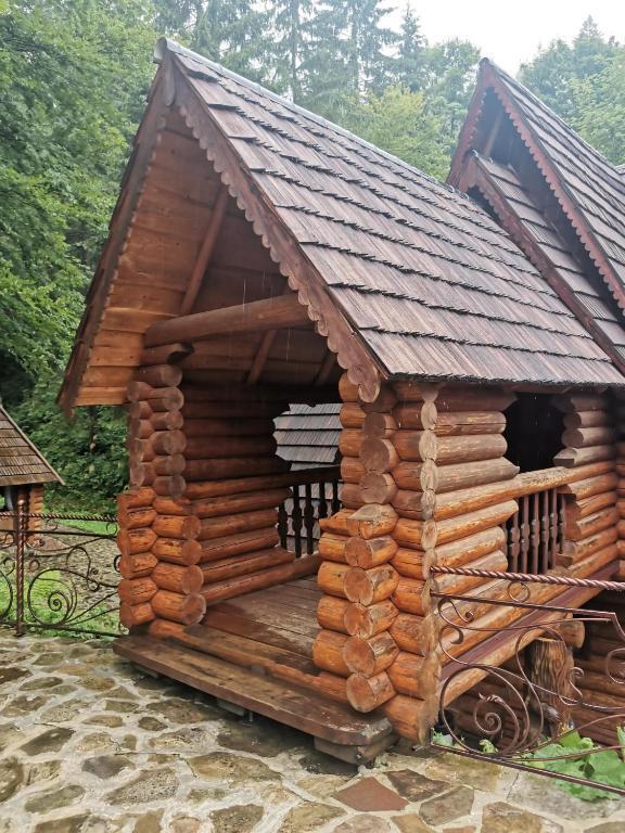 Деревянные коттеджи в Сенечеве