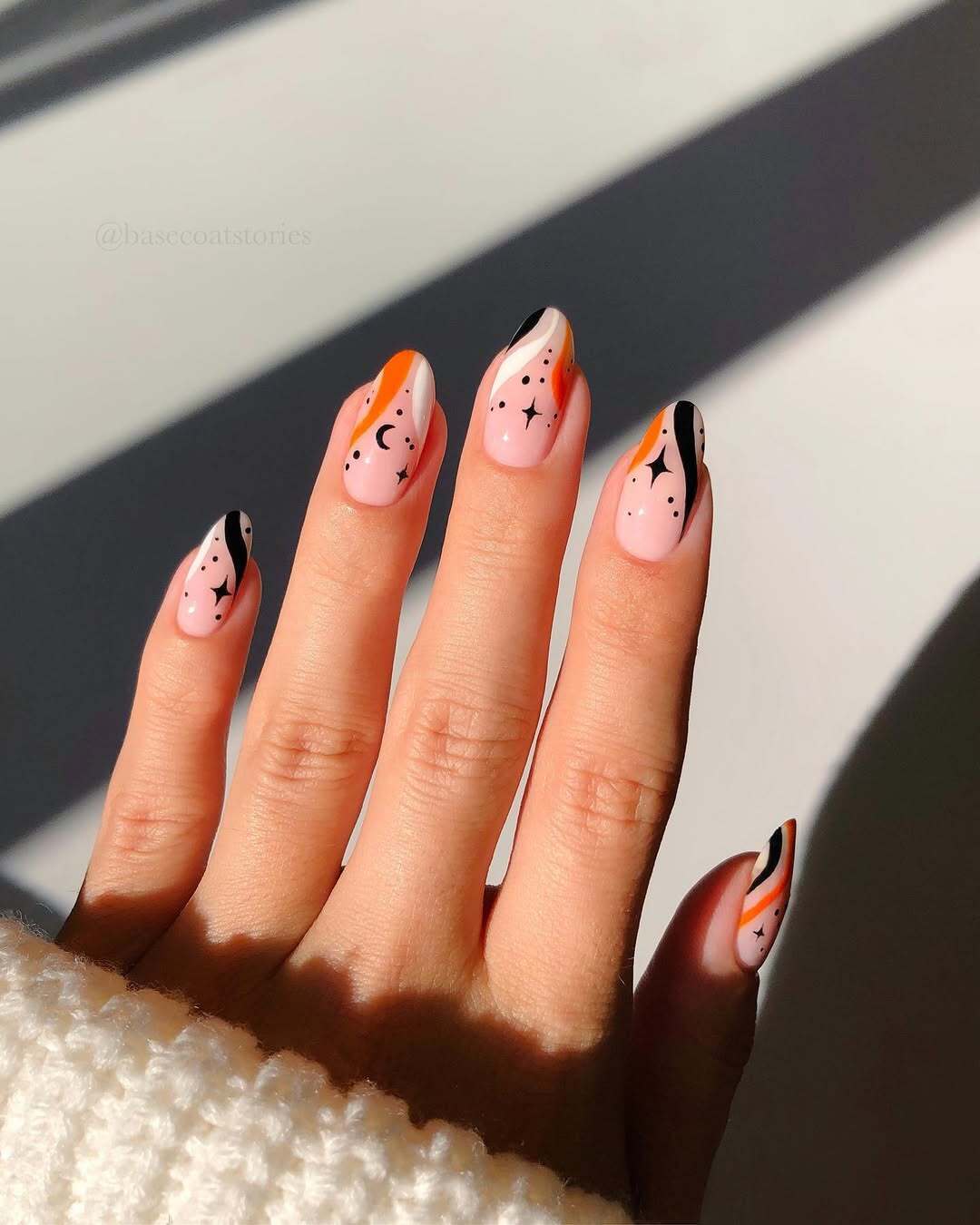 Семь небанальных идей маникюра на Хэллоуин 2025: от тыкв до "дьявольского" френча