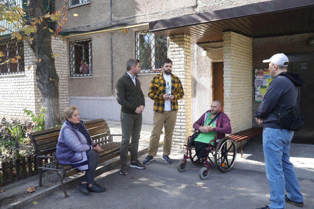 Для ветерана з інвалідністю в Дніпрі встановили унікальний підйомник: реалізовано перший у місті проєкт