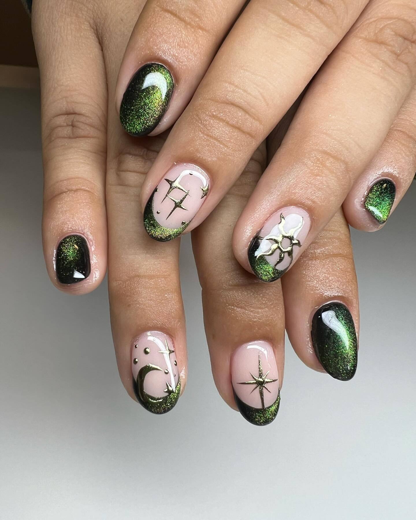 Семь небанальных идей маникюра на Хэллоуин 2025: от тыкв до "дьявольского" френча