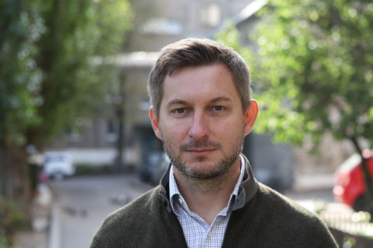 Для ветерана з інвалідністю в Дніпрі встановили унікальний підйомник: реалізовано перший у місті проєкт