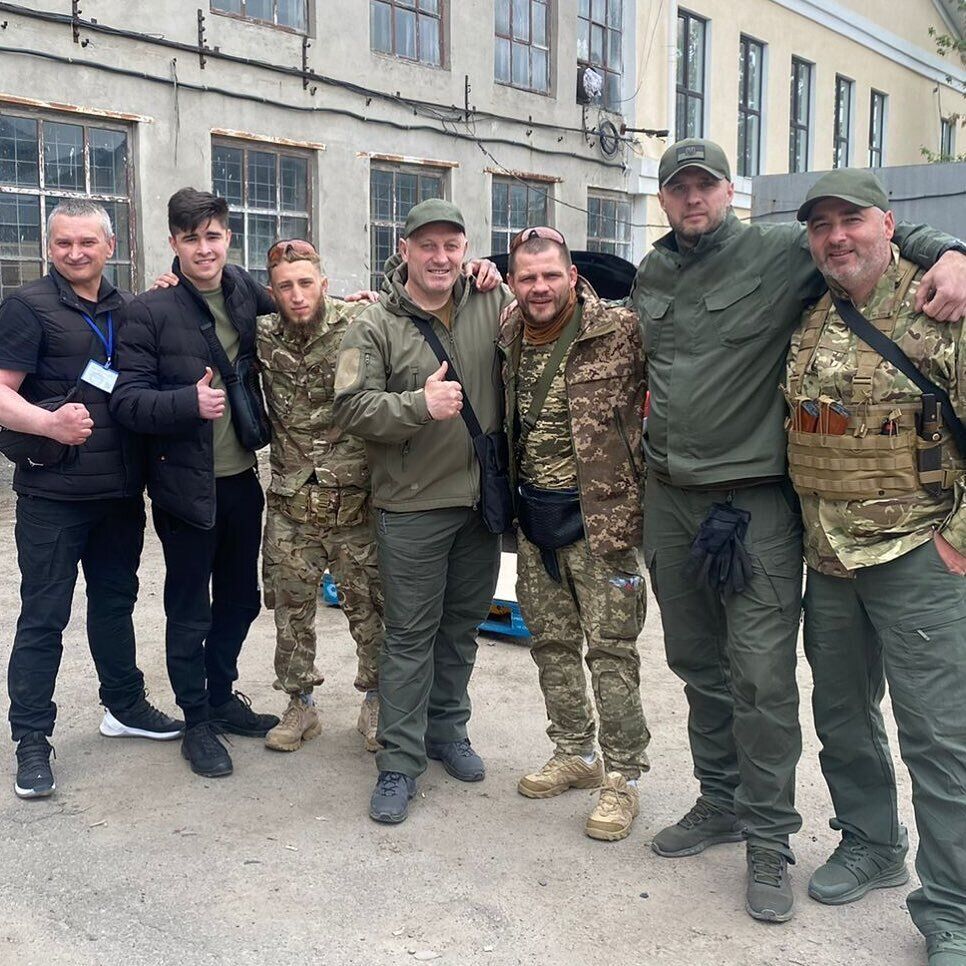 Усик побил Дуэйна Джонсона, который расплакался в Венеции: боксер сыграл известного украинца в голливудской драме, работал за торт и поразил критиков