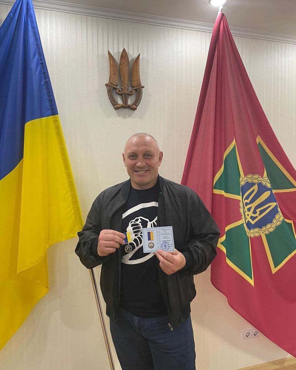 Усик побил Дуэйна Джонсона, который расплакался в Венеции: боксер сыграл известного украинца в голливудской драме, работал за торт и поразил критиков