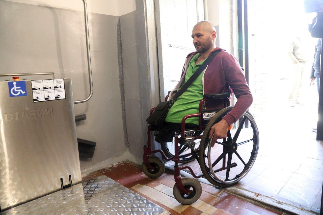 Для ветерана з інвалідністю в Дніпрі встановили унікальний підйомник: реалізовано перший у місті проєкт