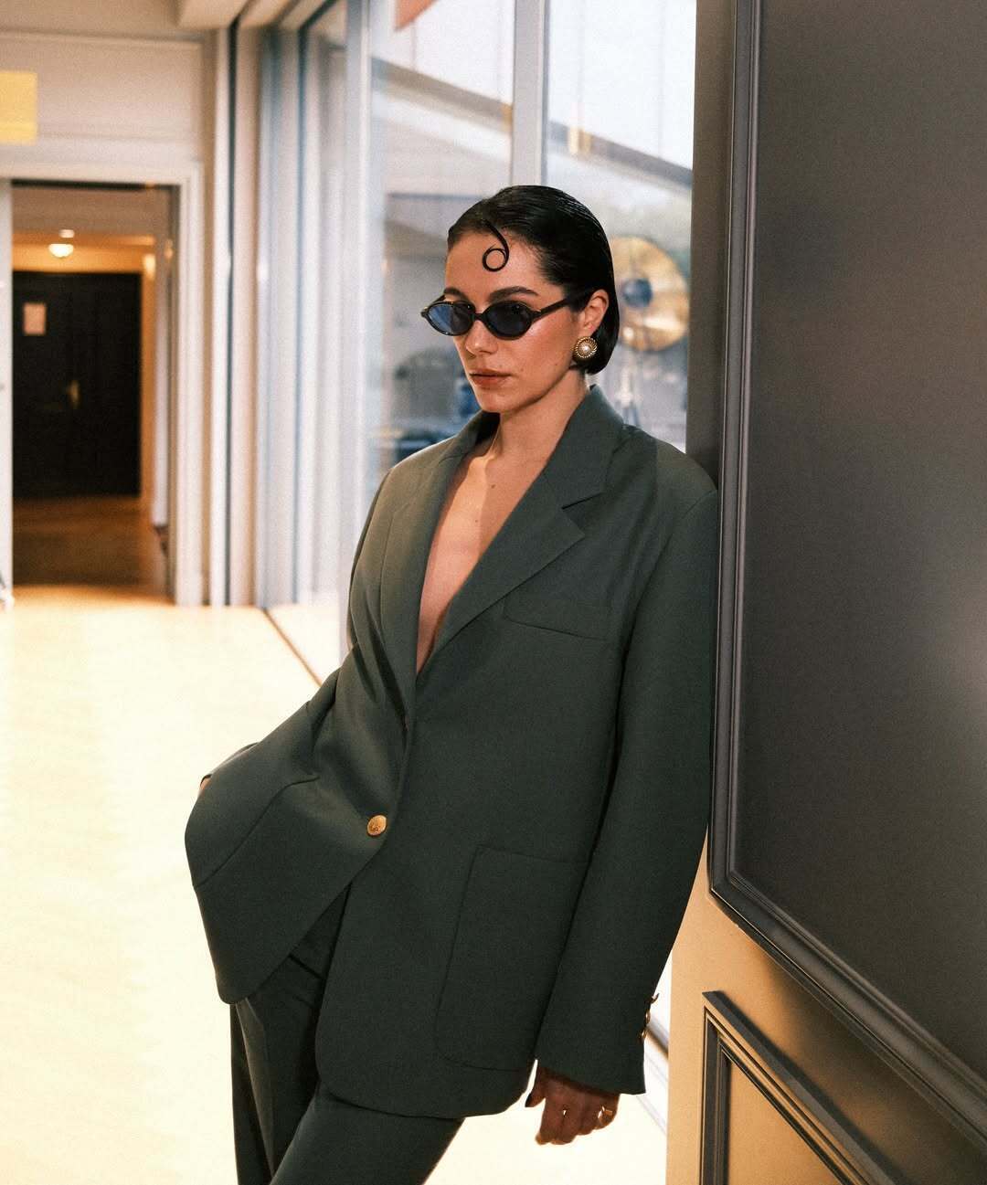 Женский костюм 1980-х годов неожиданно вернулся в моду: что носить в офис и быть стильной