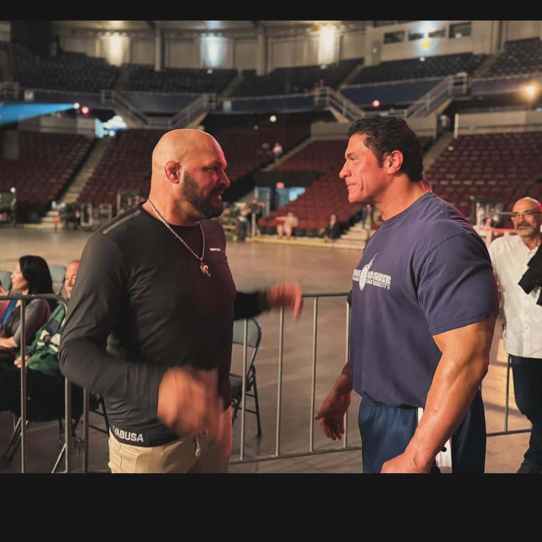 Усик побил Дуэйна Джонсона, который расплакался в Венеции: боксер сыграл известного украинца в голливудской драме, работал за торт и поразил критиков