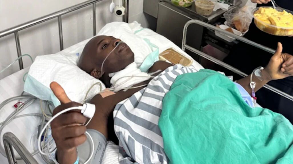 Футболист сломал шею, влетев в рекламный щит, и может остаться парализованым на всю жизнь. Видео