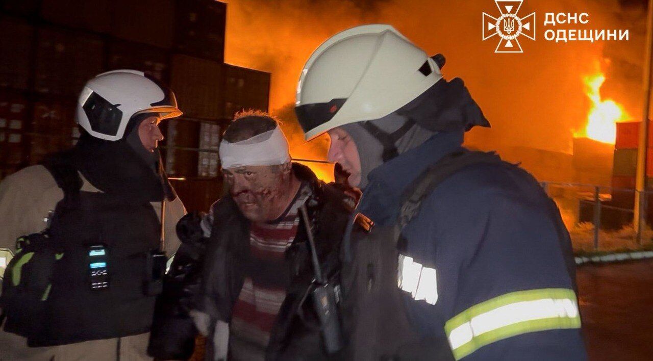 Окупанти атакували Одещину дронами, спалахнули масштабні пожежі: постраждали п'ять осіб. Фото і відео
