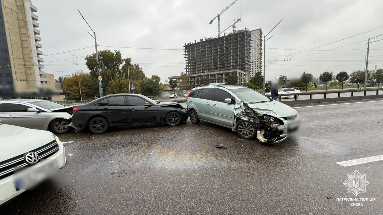 У Києві на проспекті Бандери сталась масова ДТП, виник затор. Подробиці, фото та відео