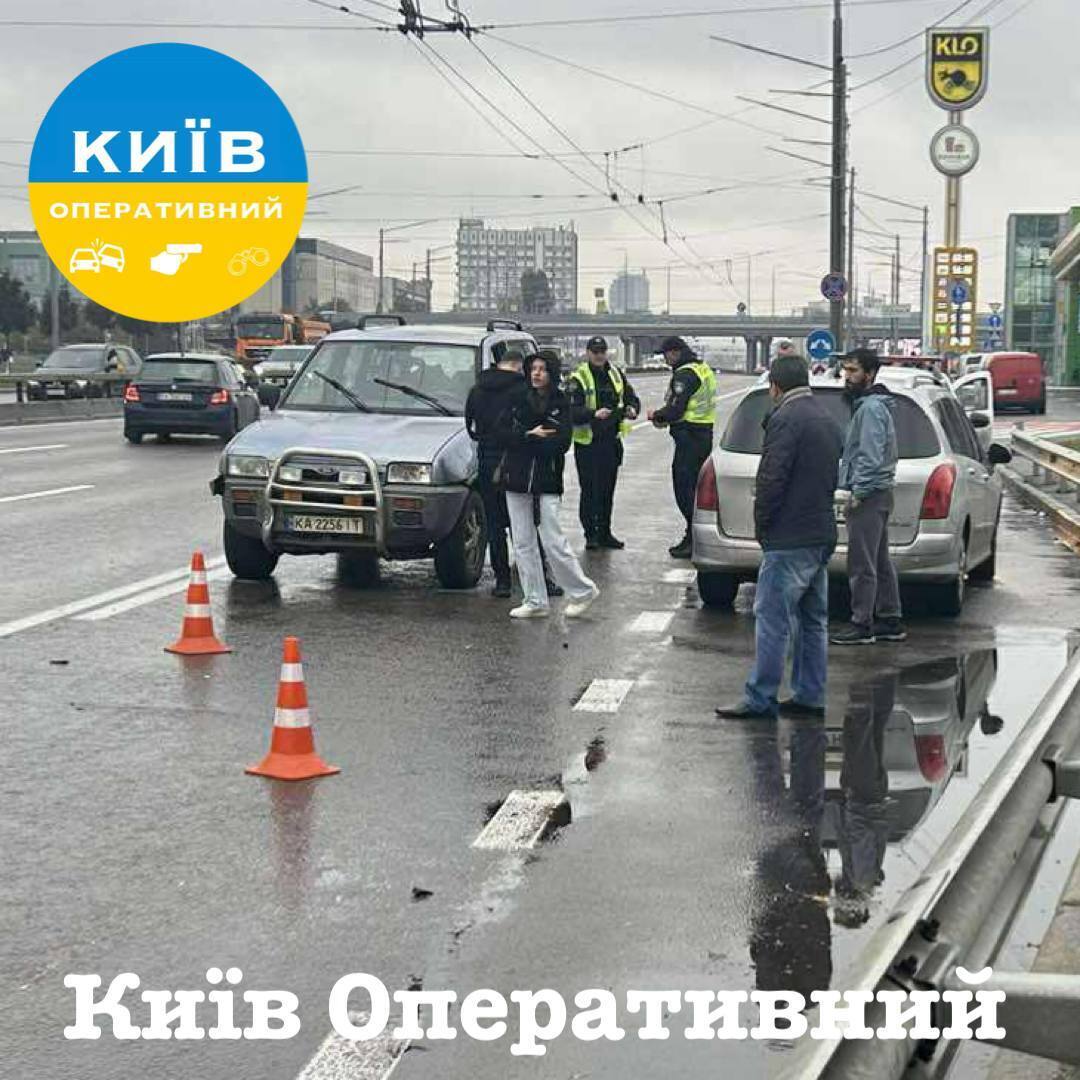 У Києві на проспекті Бандери сталась масова ДТП, виник затор. Подробиці, фото та відео