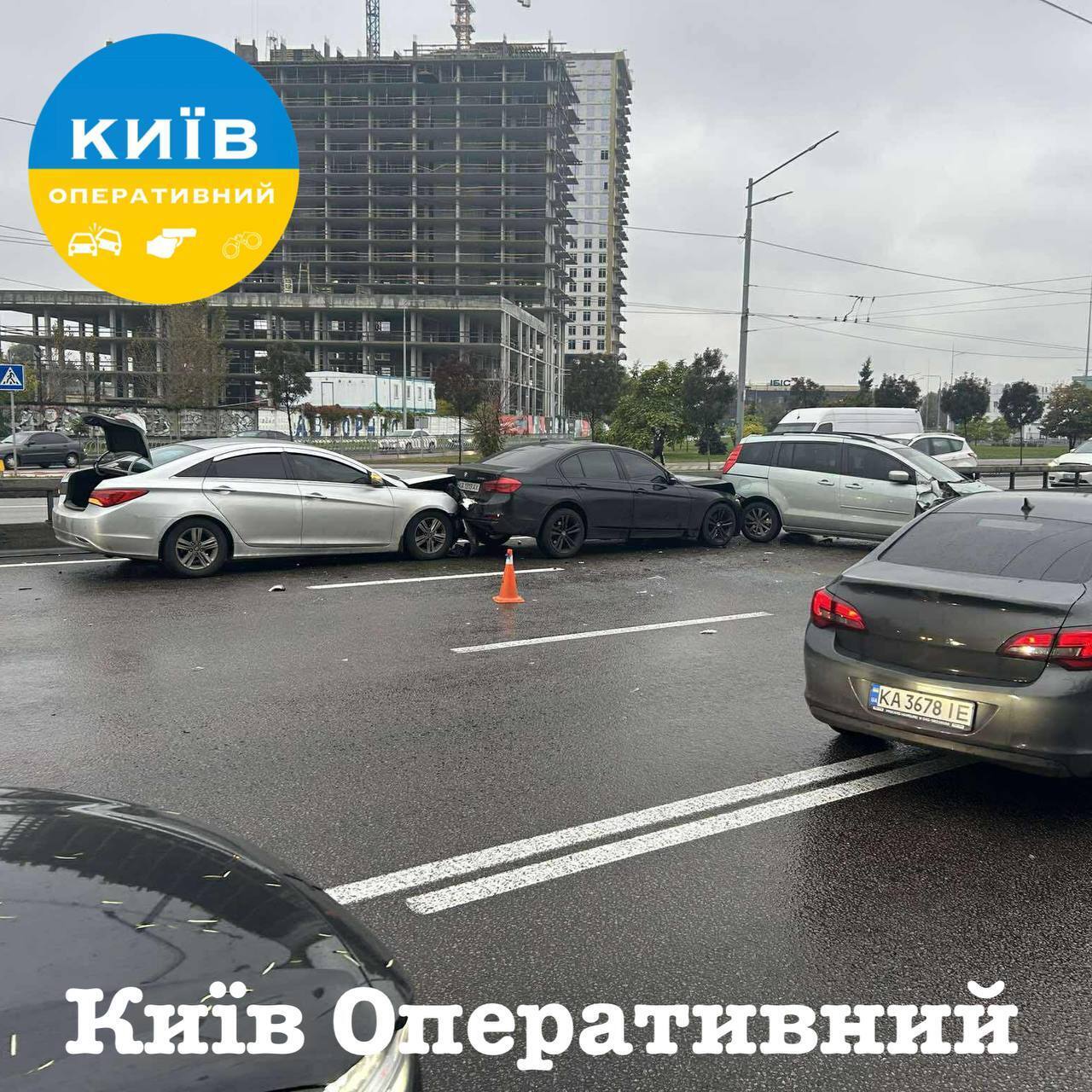 У Києві на проспекті Бандери сталась масова ДТП, виник затор. Подробиці, фото та відео