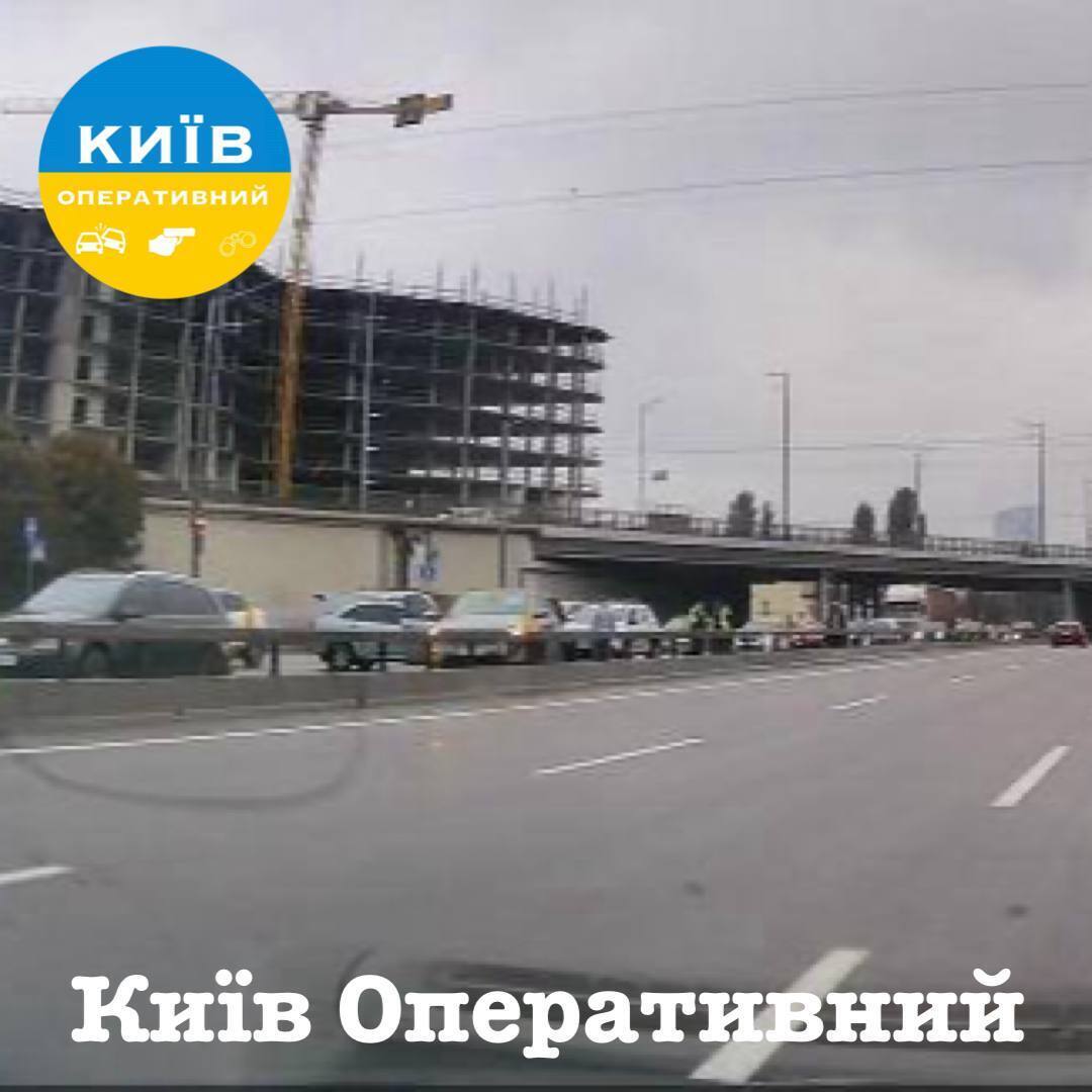 У Києві на проспекті Бандери сталась масова ДТП, виник затор. Подробиці, фото та відео