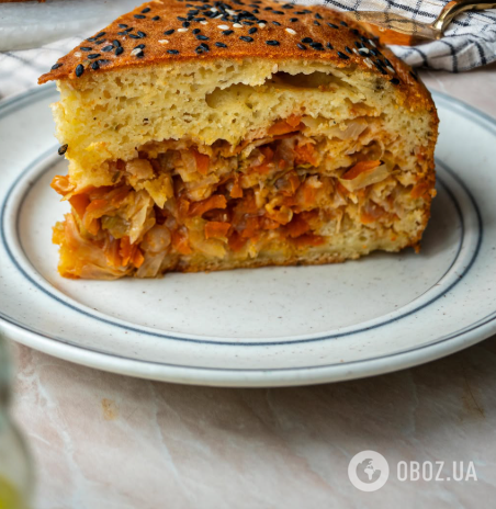 Вкусный пирог с капустой для сытного ужина: приготовьте элементарное тесто на кефире