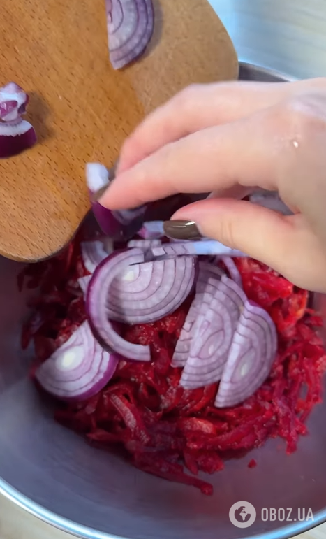 Вкусный салат из свеклы, лука и соленых огурцов: делимся простым рецептом