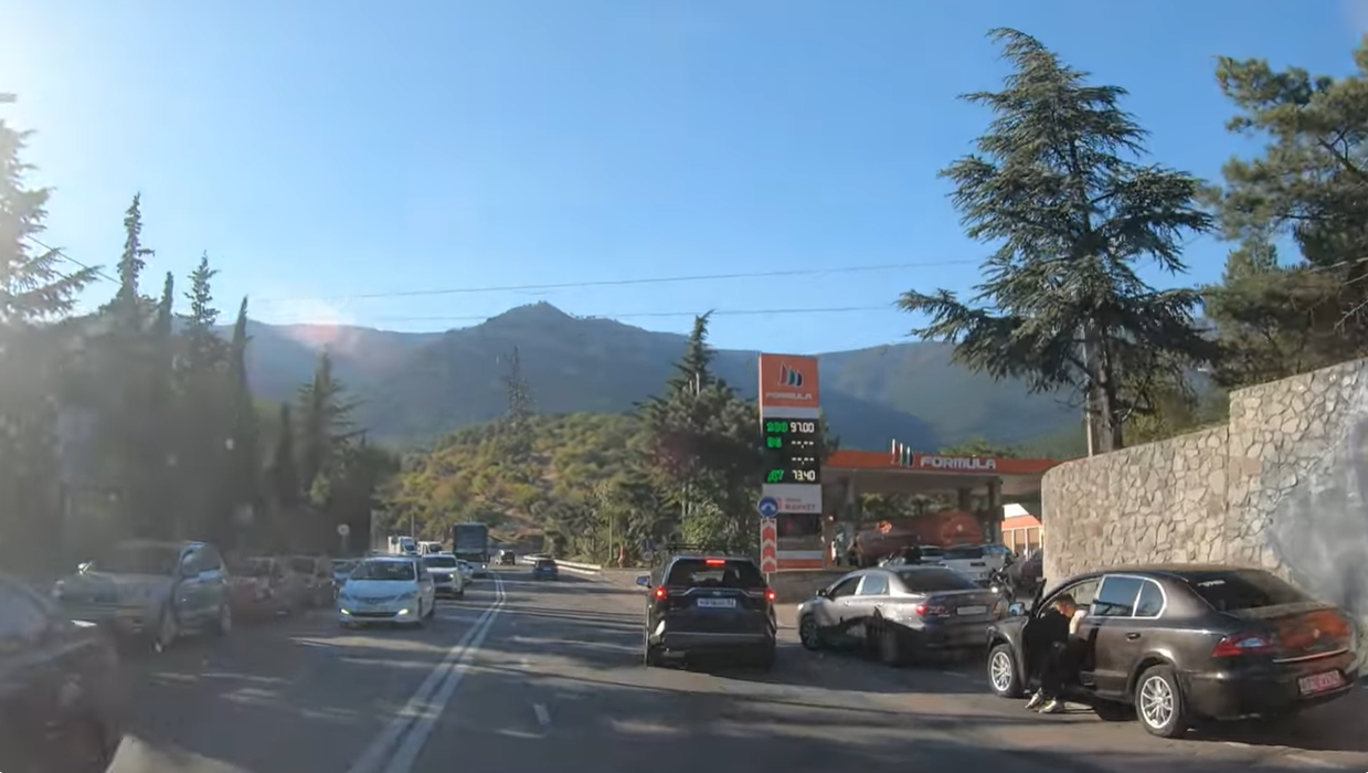 В окупованому Криму водії оголосили "полювання на бензин": ціна популярного пального зросла до 90 рублів