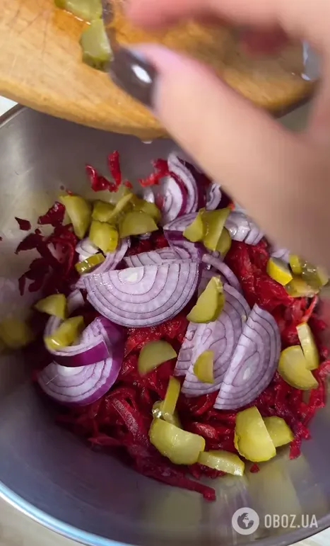 Вкусный салат из свеклы, лука и соленых огурцов: делимся простым рецептом