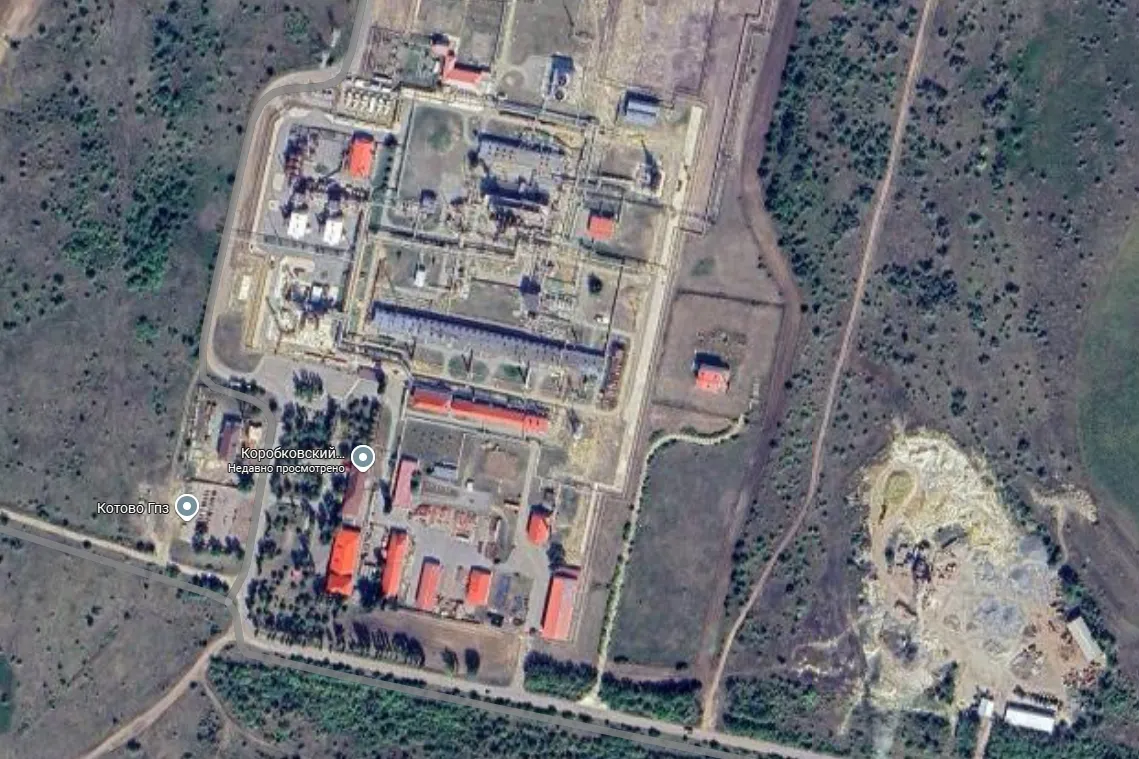 Дрони атакували газопереробний завод у Волгоградській області: сталась пожежа. Фото і відео