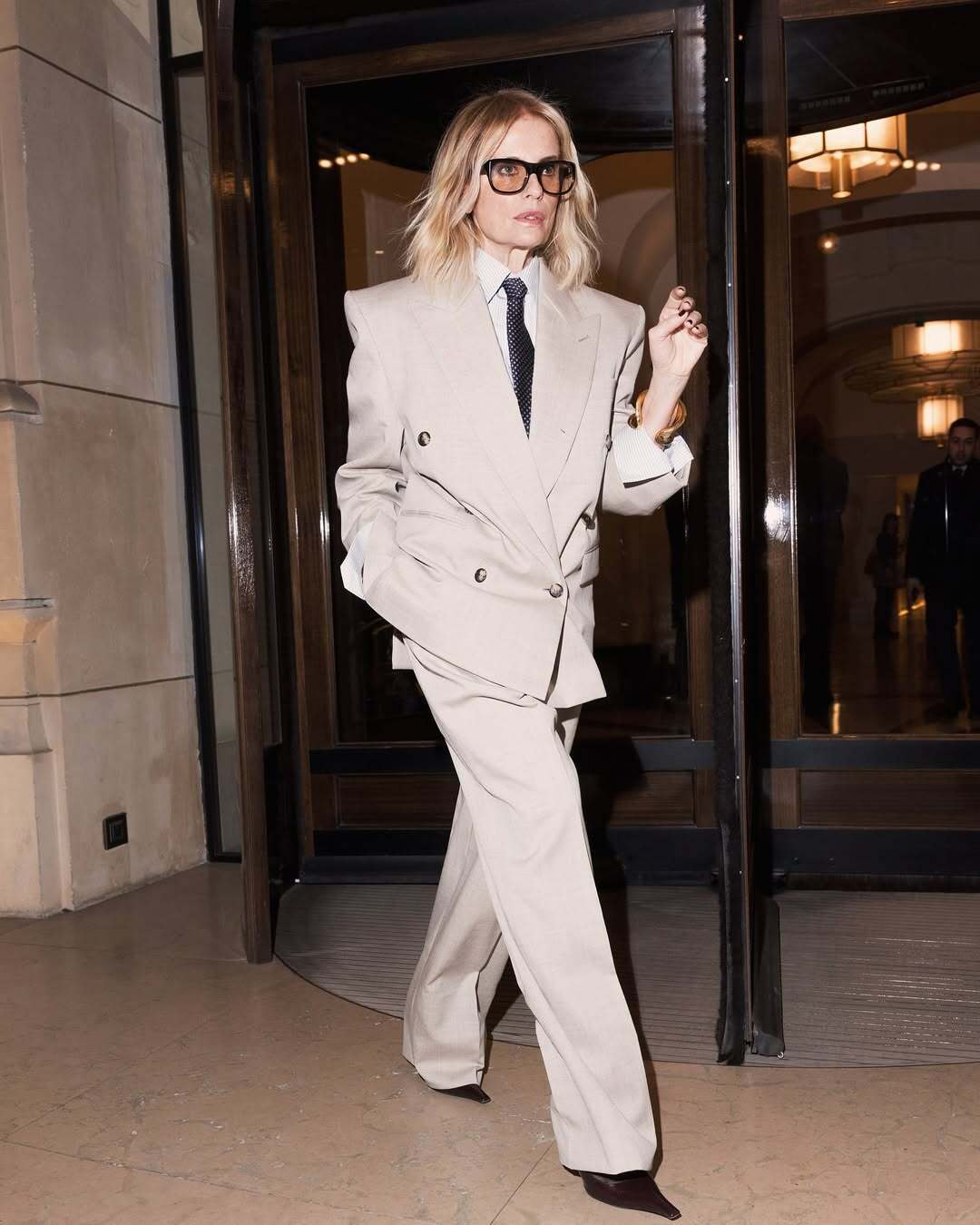 Женский костюм 1980-х годов неожиданно вернулся в моду: что носить в офис и быть стильной