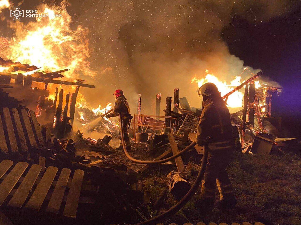 На Житомирщине в пожаре погибли две женщины: семья с детьми успела спастись. Фото