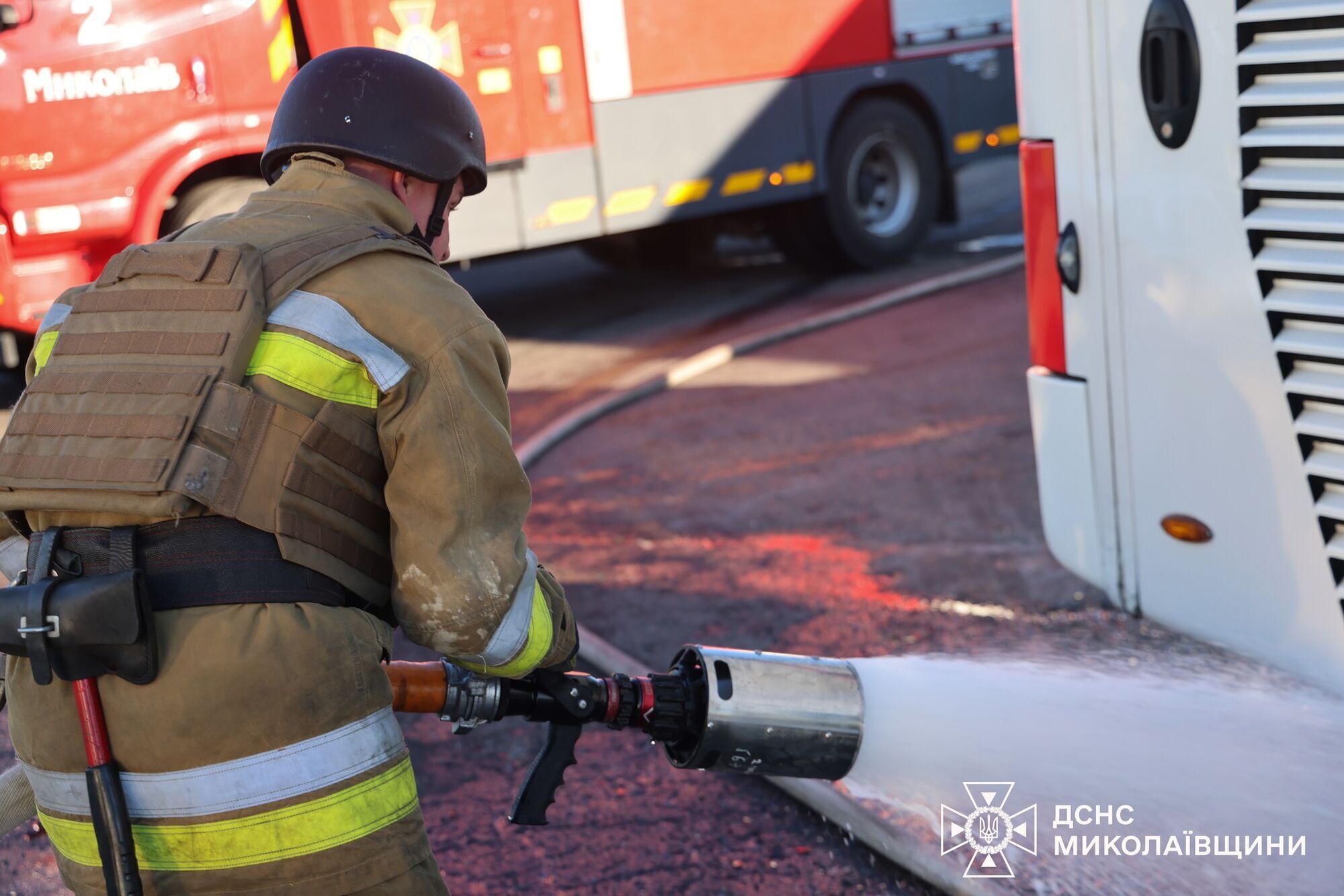 Удар врага баллистикой по Николаеву: погиб человек, среди 19 пострадавших - 9-летняя девочка. Фото и видео