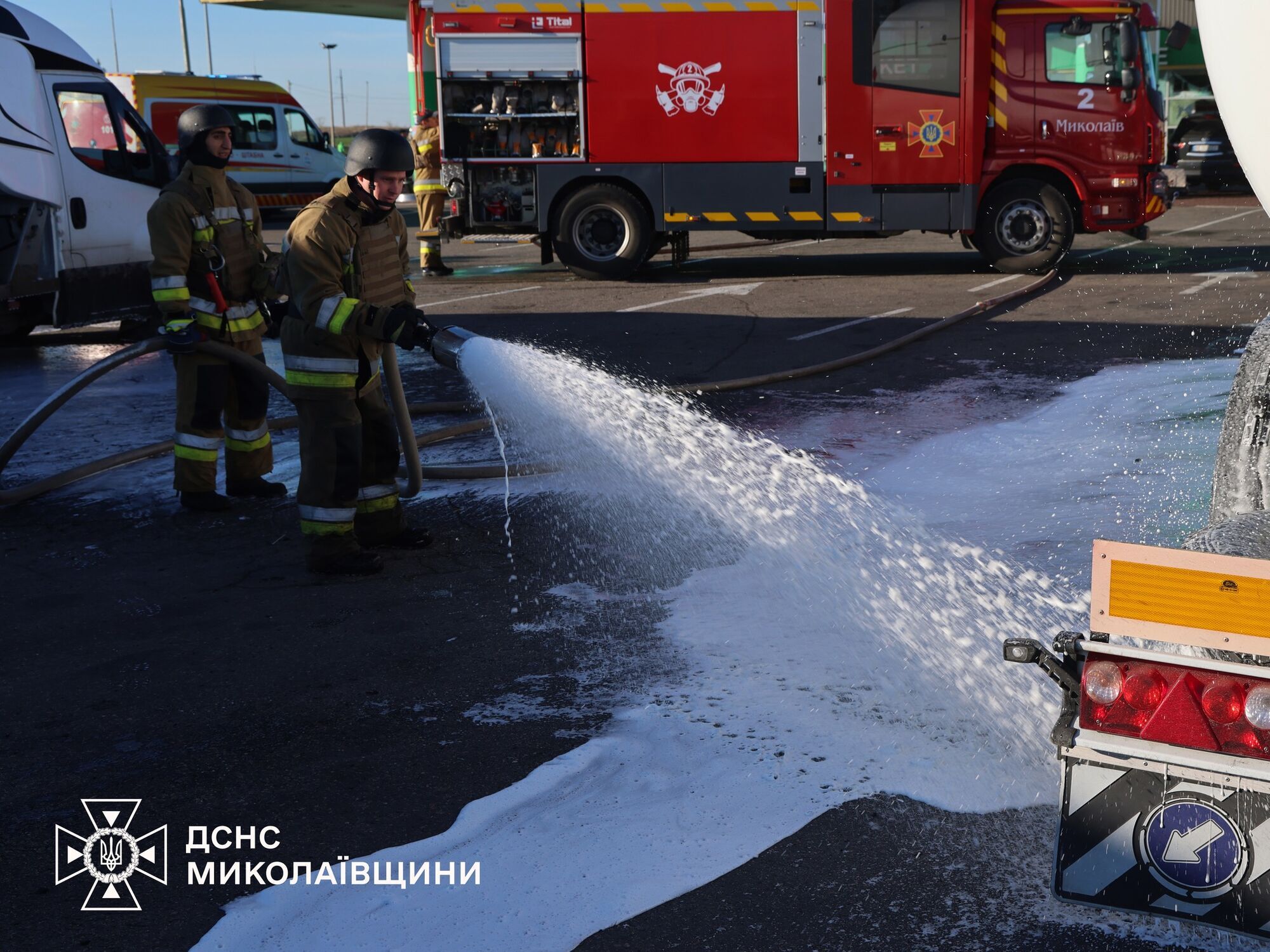 Удар врага баллистикой по Николаеву: погиб человек, среди 19 пострадавших - 9-летняя девочка. Фото и видео