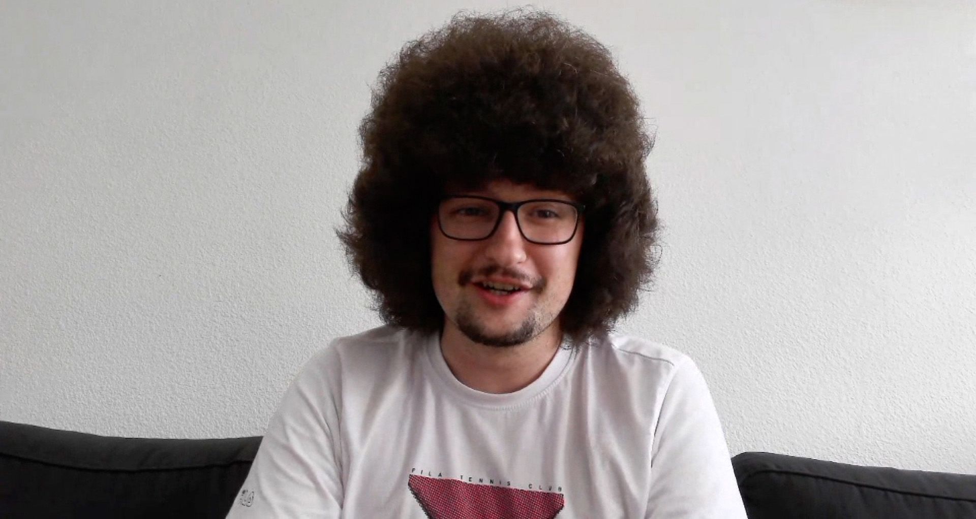 400 днів без стрижки. Як МЮ знущається з головного фаната й чому весь світ об'єднався навколо чоловіка з афростилем