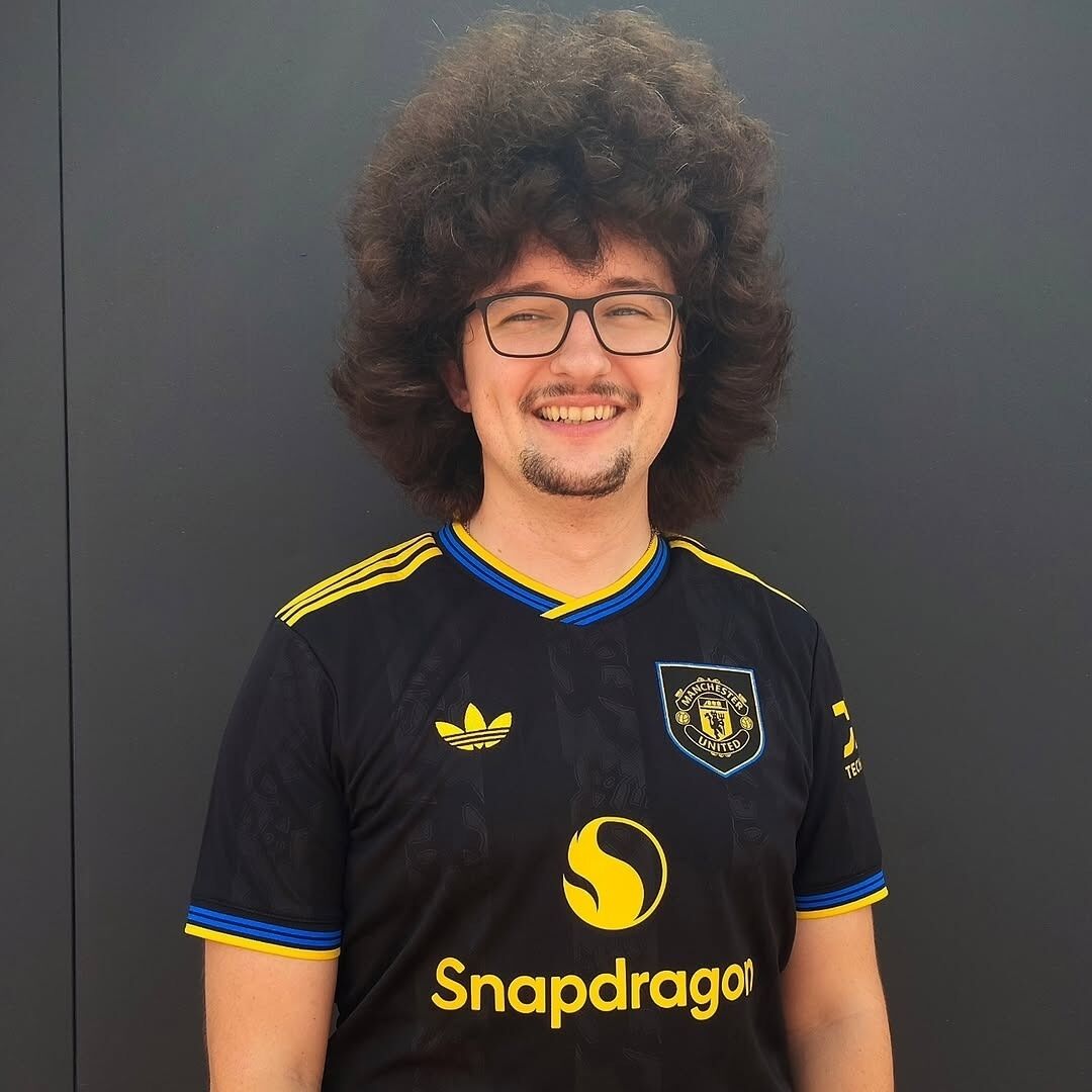 400 днів без стрижки. Як МЮ знущається з головного фаната й чому весь світ об'єднався навколо чоловіка з афростилем