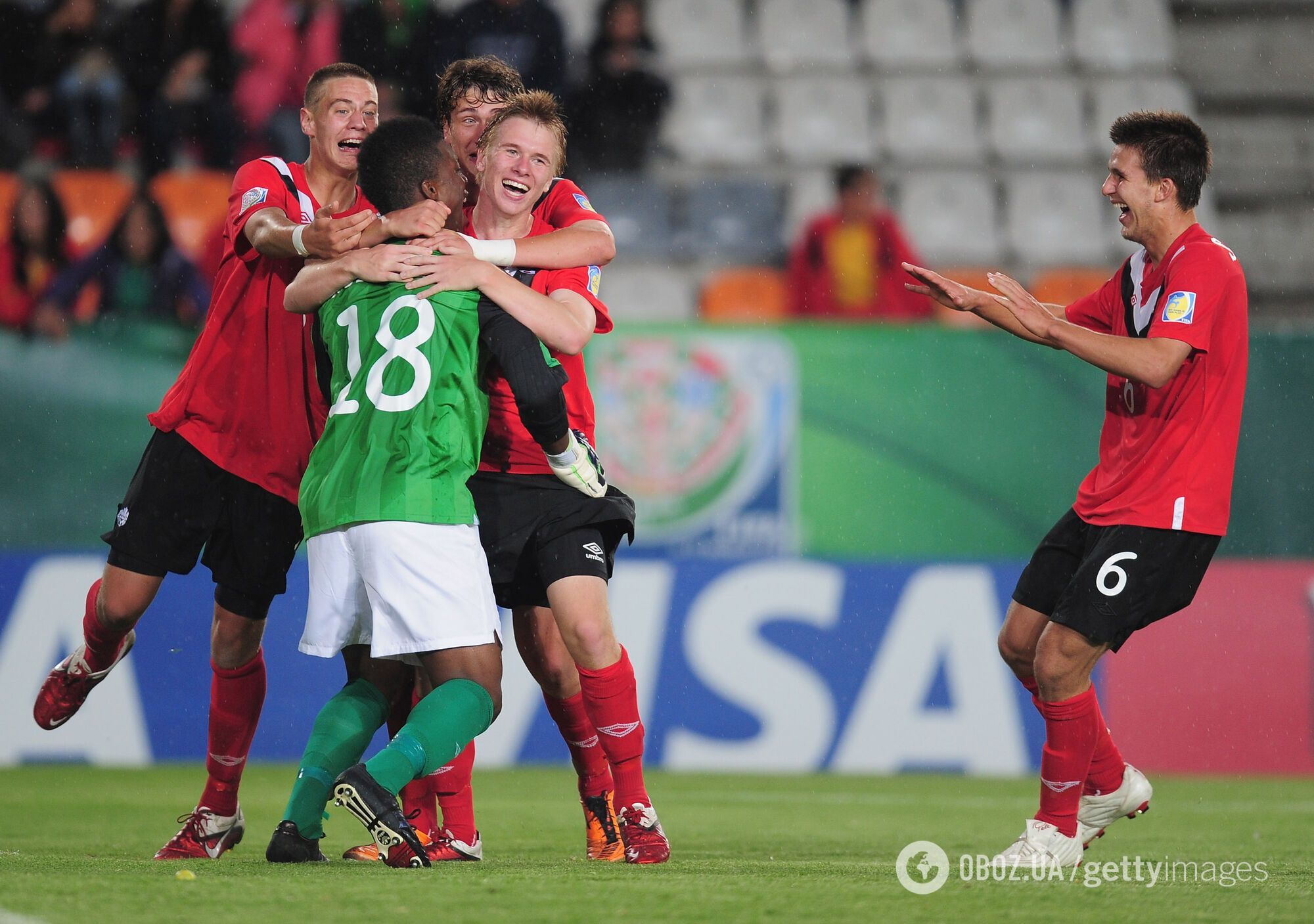 Голкипер забил невероятный "гол века" ударом с 65 метров и собрал 2 млн просмотра. Видео