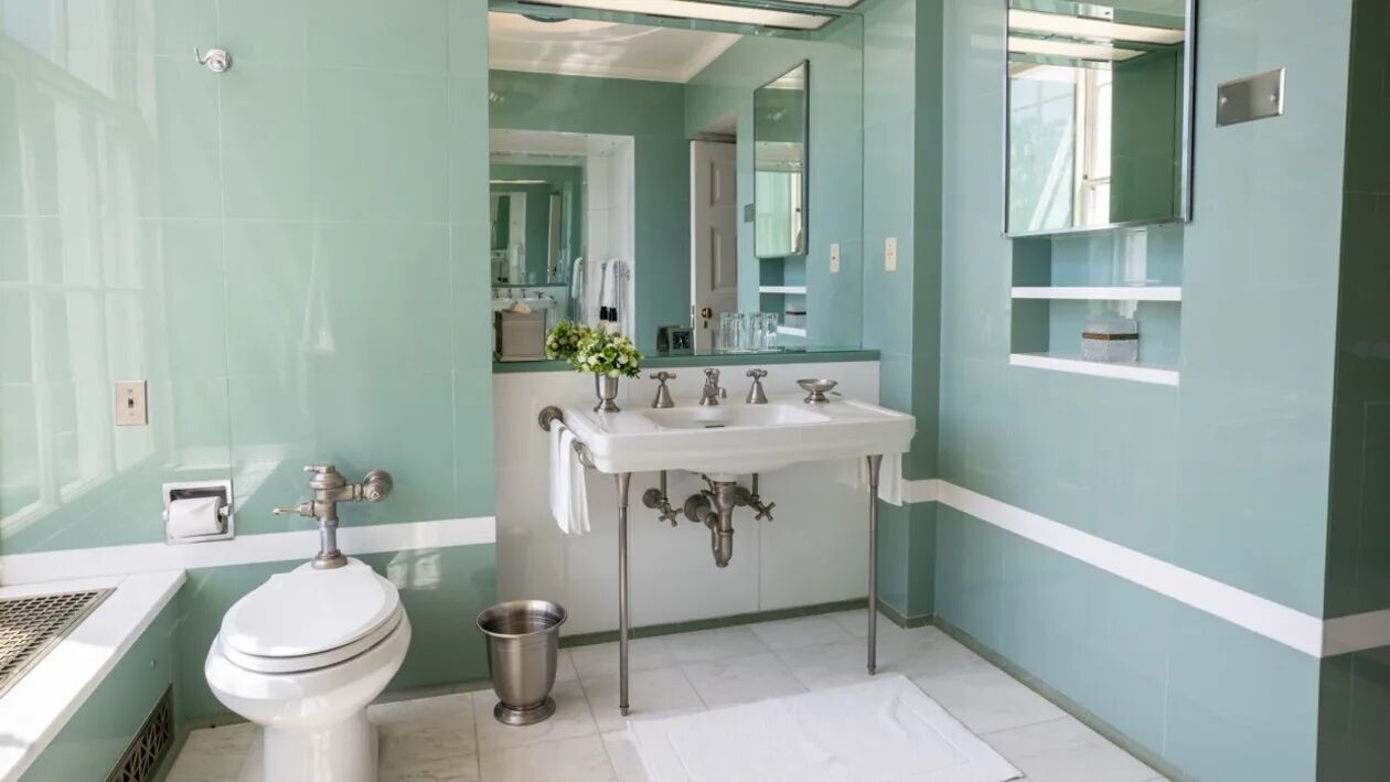 Під час шатдауну Трамп продовжує ремонт у Білому домі: оздобив мармуром ванну кімнату Лінкольна. Фото