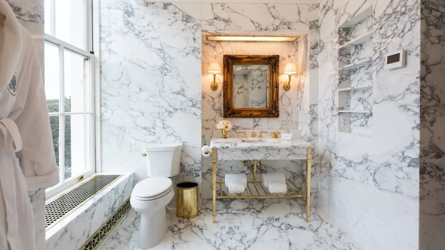 Під час шатдауну Трамп продовжує ремонт у Білому домі: оздобив мармуром ванну кімнату Лінкольна. Фото