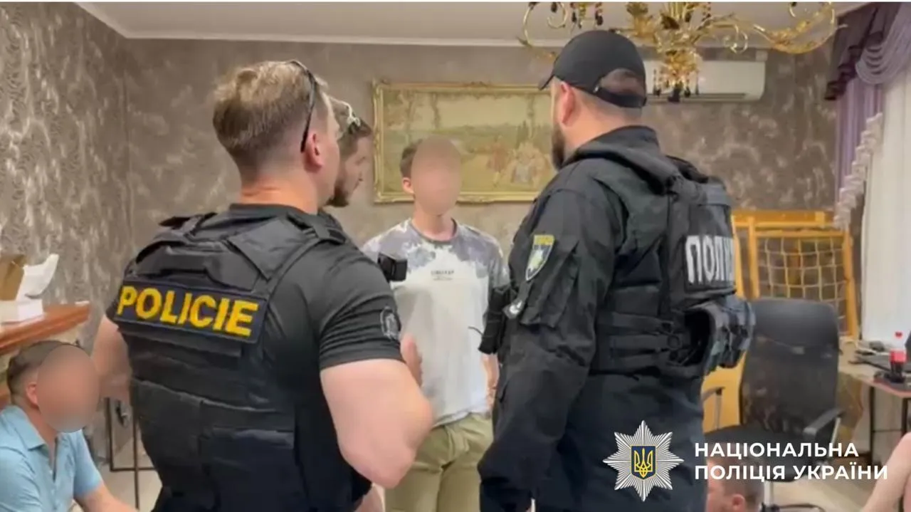 До Чехії екстрадували учасника шахрайського кол-центру, якого розшукував Інтерпол. Фото