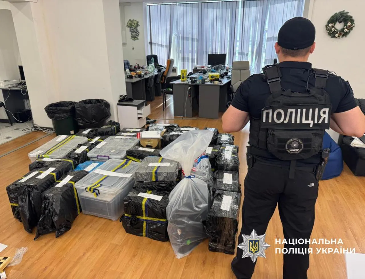 До Чехії екстрадували учасника шахрайського кол-центру, якого розшукував Інтерпол. Фото