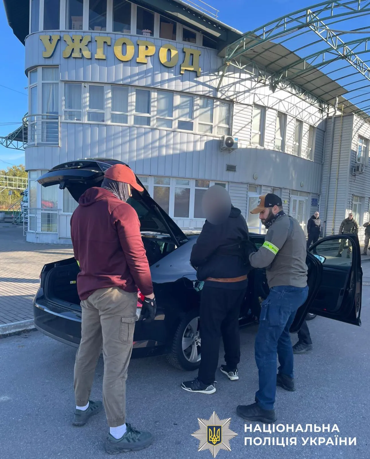 До Чехії екстрадували учасника шахрайського кол-центру, якого розшукував Інтерпол. Фото