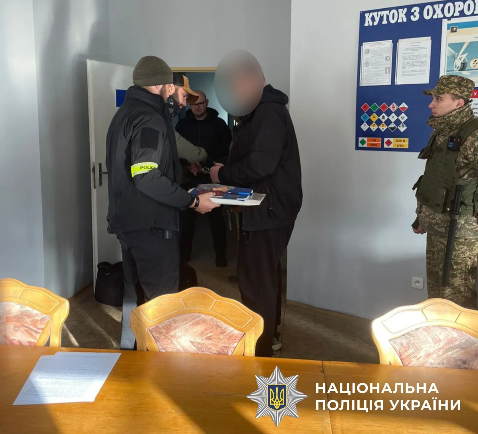 До Чехії екстрадували учасника шахрайського кол-центру, якого розшукував Інтерпол. Фото