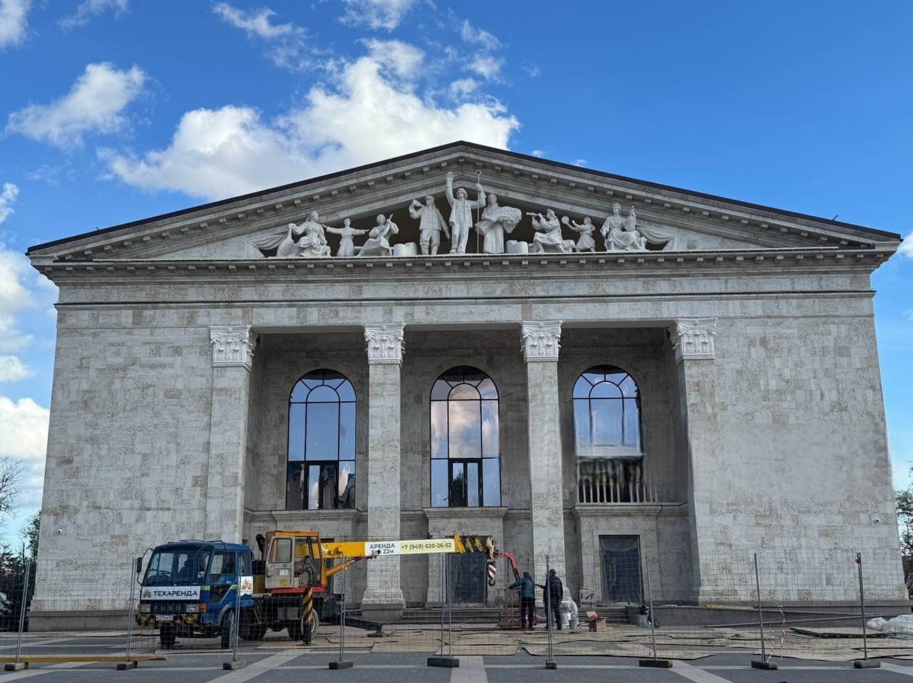 "Танцы на костях": в Мариуполе оккупанты готовятся открыть драмтеатр на месте, где погибло около 600 человек. Фото