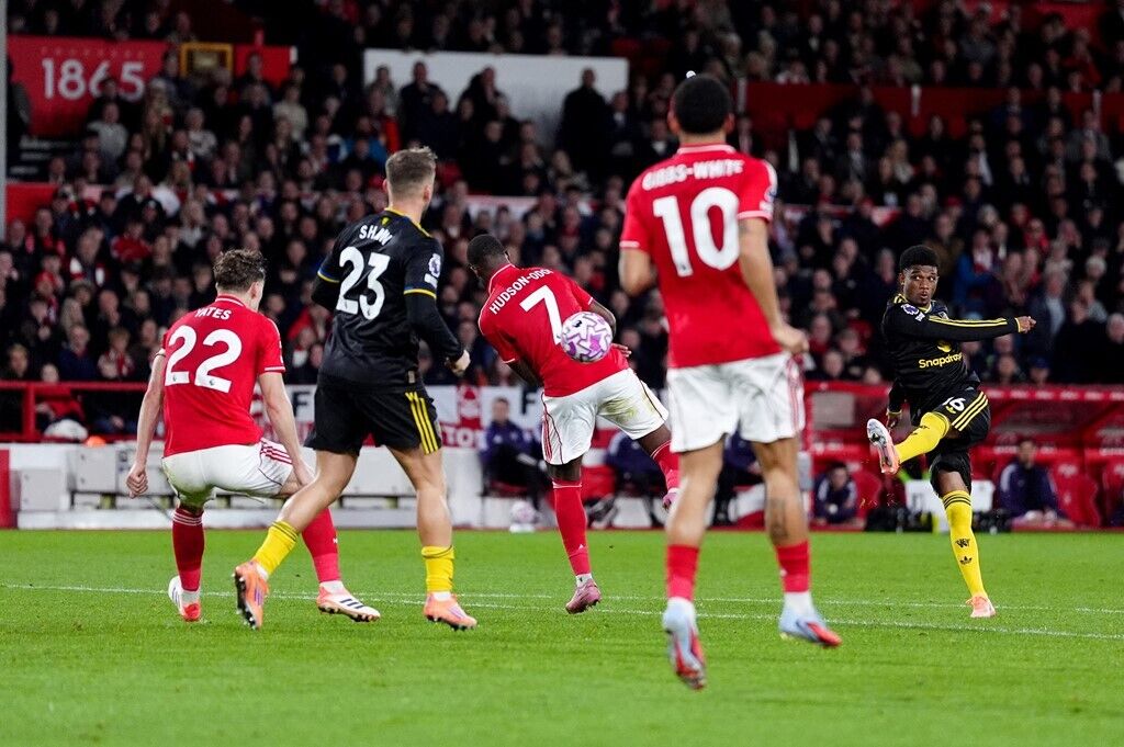 400 днів без стрижки. Як МЮ знущається з головного фаната й чому весь світ об'єднався навколо чоловіка з афростилем