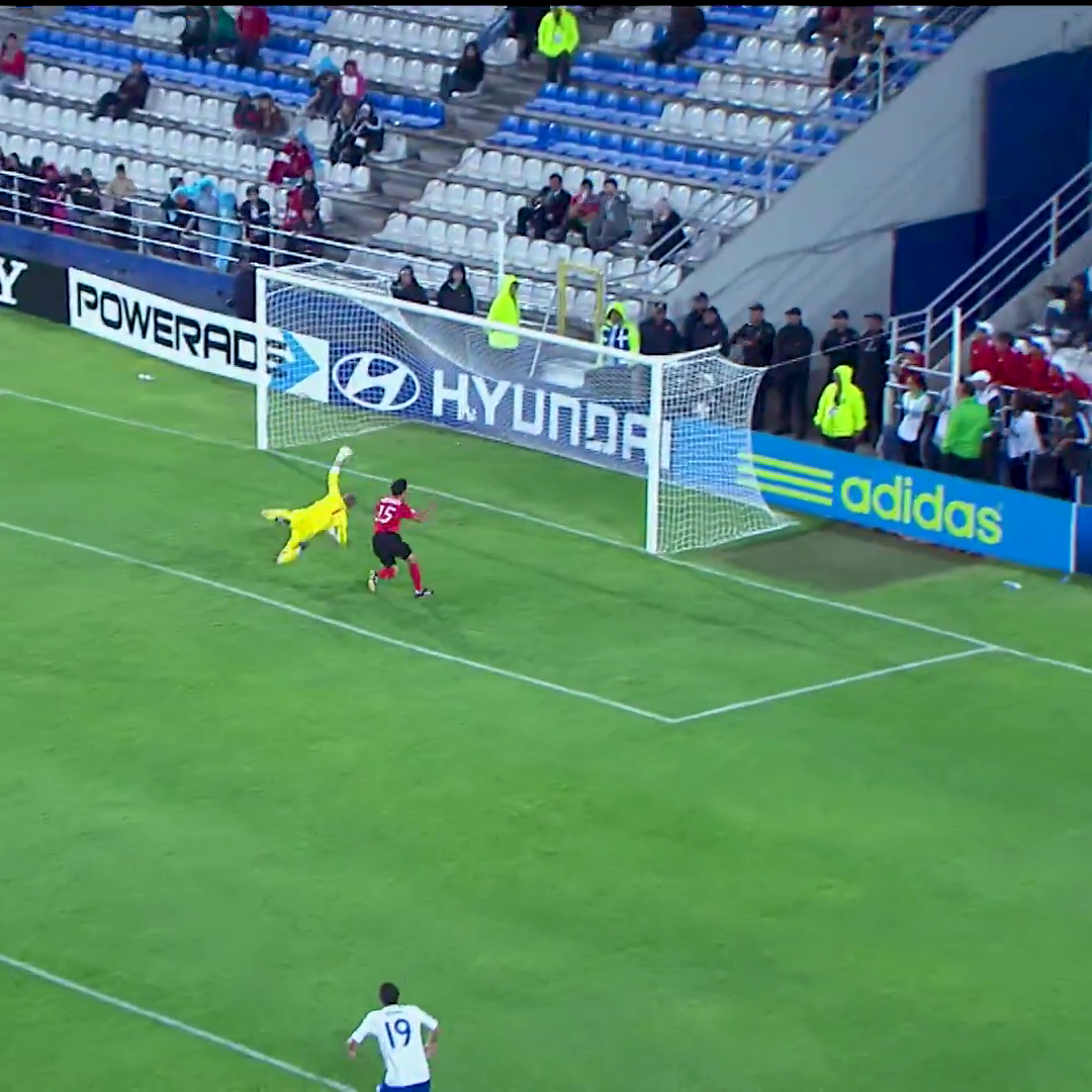Голкипер забил невероятный "гол века" ударом с 65 метров и собрал 2 млн просмотра. Видео