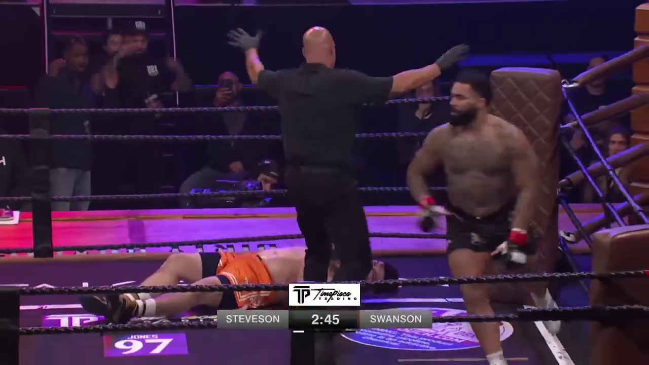 Олимпийский чемпион за 13 секунд победил брутальным нокаутом на турнире по "грязному боксу". Видео