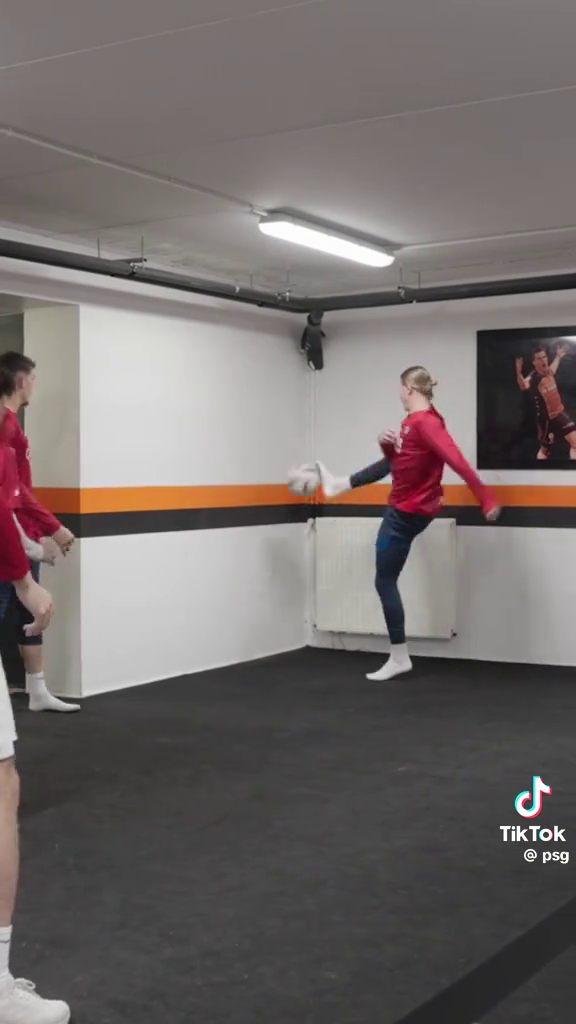 ПСЖ выложил видео с позором вратаря сборной России, собрав 1.4 млн просмотров