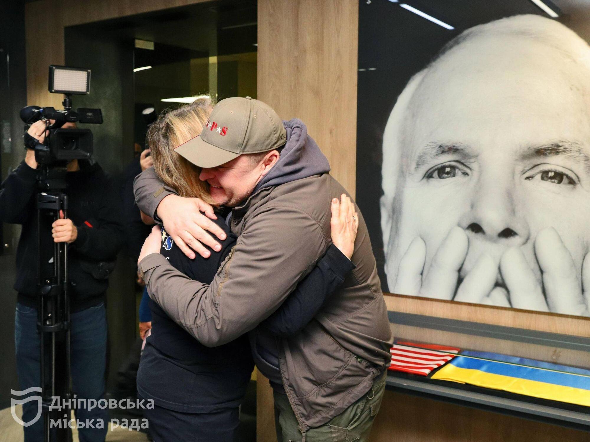 Сигнал обществу США продолжать поддержку Украины: в Днепр прибыла большая делегация американских ветеранов и президент TAPS