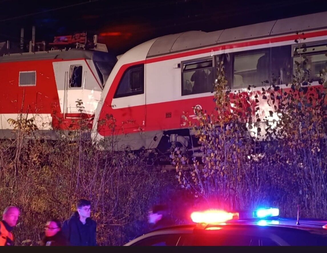 "Відчули сильний удар": у Словаччині зіткнулися два потяги, десятки постраждалих. Фото
