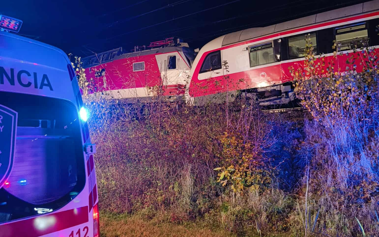 "Відчули сильний удар": у Словаччині зіткнулися два потяги, десятки постраждалих. Фото