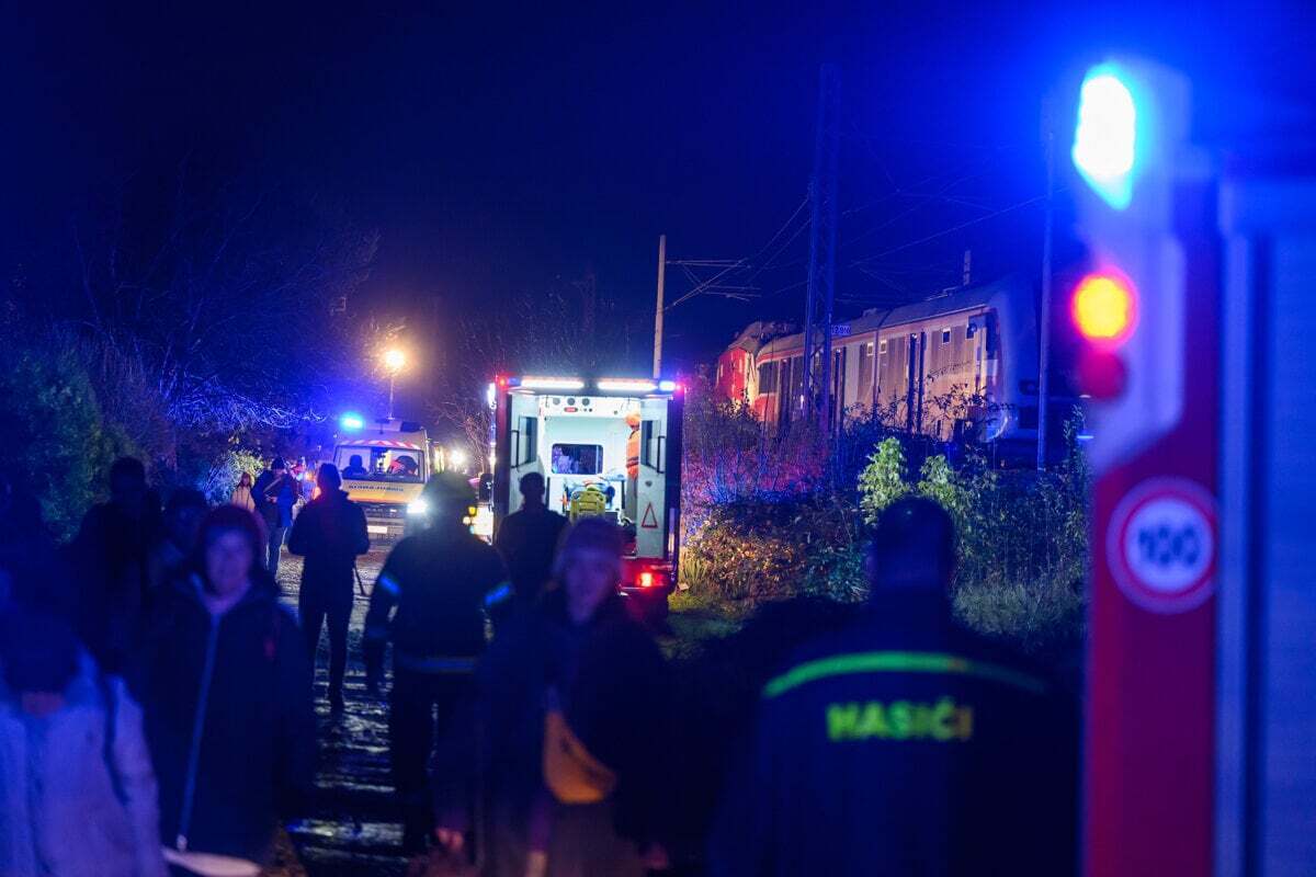 "Відчули сильний удар": у Словаччині зіткнулися два потяги, десятки постраждалих. Фото